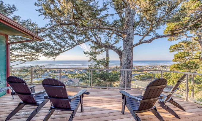 Bayshore House | Spectacular Views of Waldport Beach from This Artful Single-Level