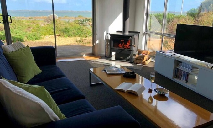Bonney House | Spectacular water views, wood fire, kayaks, bikes.