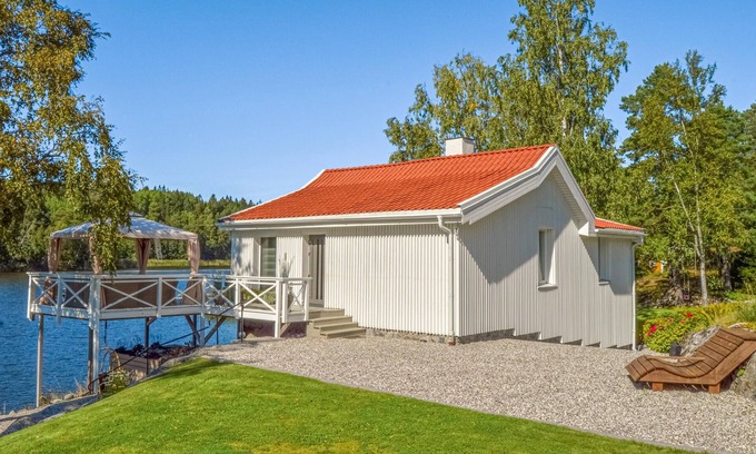 Ronninge House | Spend a wonderful vacation in this comfortable cottage directly on the lake.
