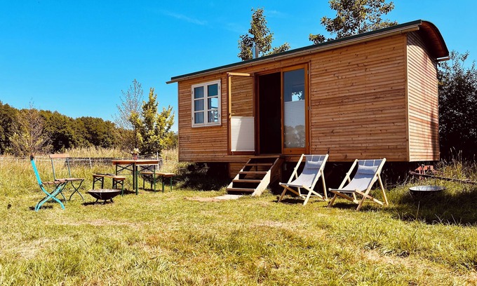 Oetzen House | Spend the night in the circus wagon on the sheep pasture