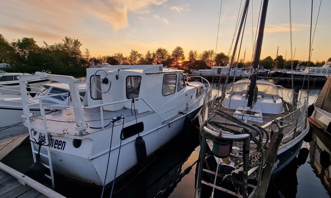 Heerenveen Boat Rental | Spend the night on a boat near Sneek, Joure & Heerenveen