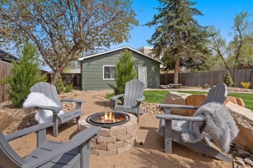 Martinez Park House | Spirit of the Rockies - Private Backyard & Hot Tub