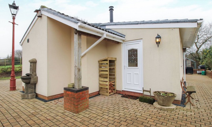 Sugnall Cottage | SPITFIRE LODGE, romantic, with hot tub in Loggerheads, Staffordshire