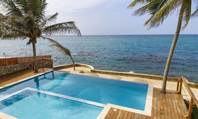 Tower Isle Apartment | Splashing view of waves