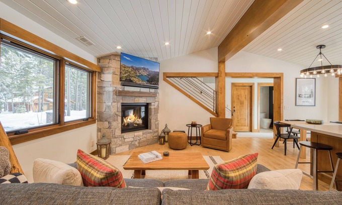 Chamberlands House | Splendid at Chamberlands by Tahoe Getaways - Chamberlands HOA, Private Hot Tub + Walk to Lake Tahoe