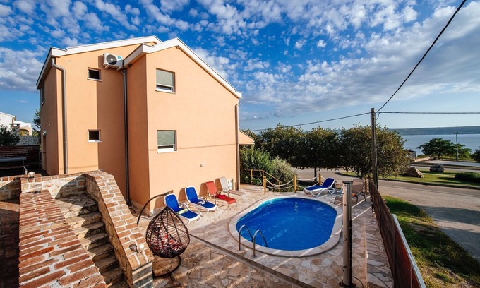 Maslenica House | Splendid Holiday Home in Jasenice with Swimming Pool