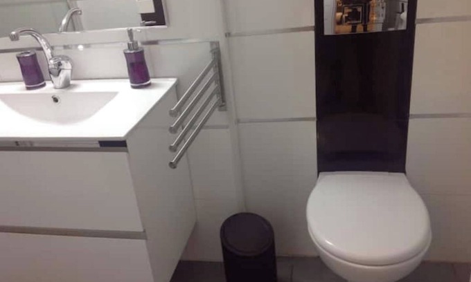 Bayit VeGan House | Splendid renovated 3-room apartment WIFI A/C terrace