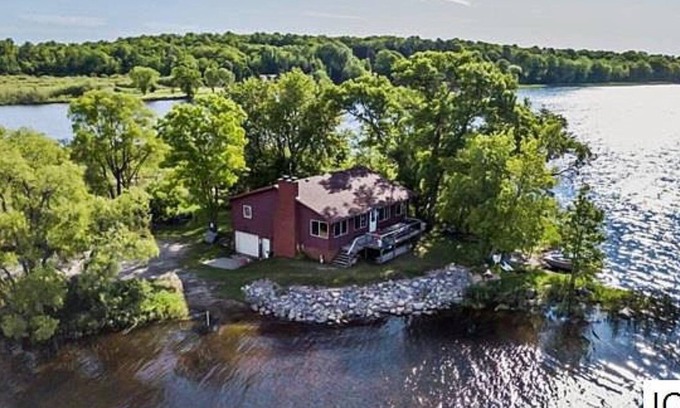 Squaw Lake Cabin | Sportsman’s Dream on Round Lake! Lookout cabin-Minnesota Northwoods-Sleeps 8nn