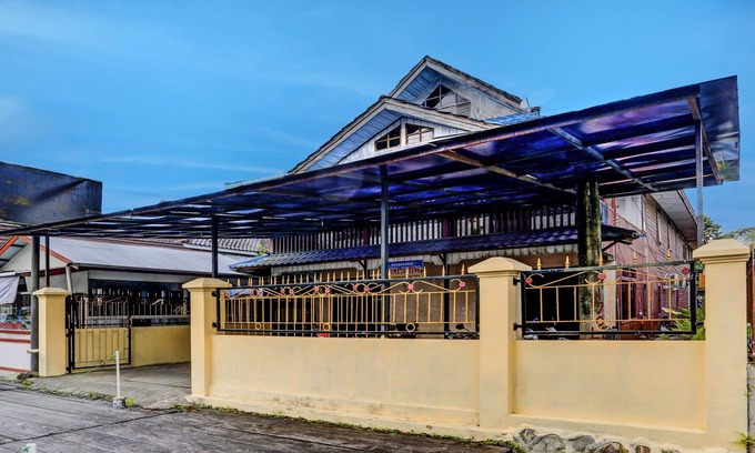 Borneo Hotel | SPOT ON 92529 Penginapan Wisma Bintang Syariah Near MTs Al Ma'arif Kota Bangun