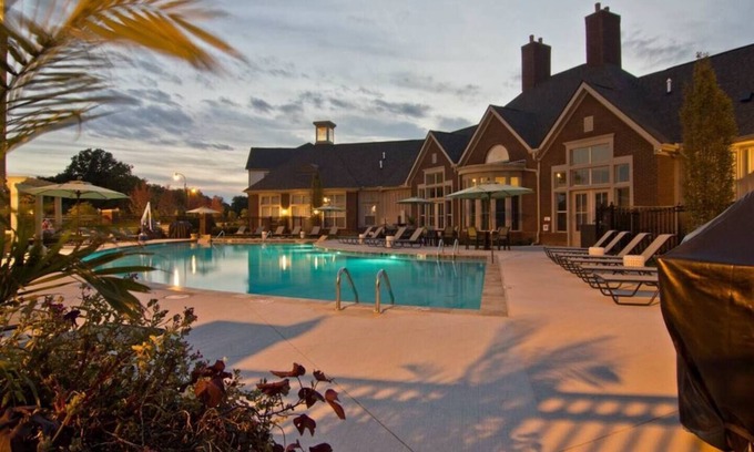 Westerville Apartment | Spotless Monthly 2BR | Top Floor + Pool + Parking