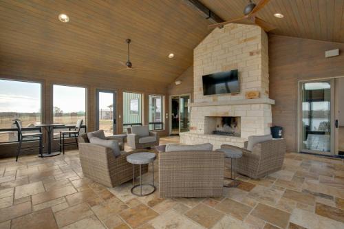 Elmo House | Sprawling Kaufman Home with On-Site Lake and Fire Pit