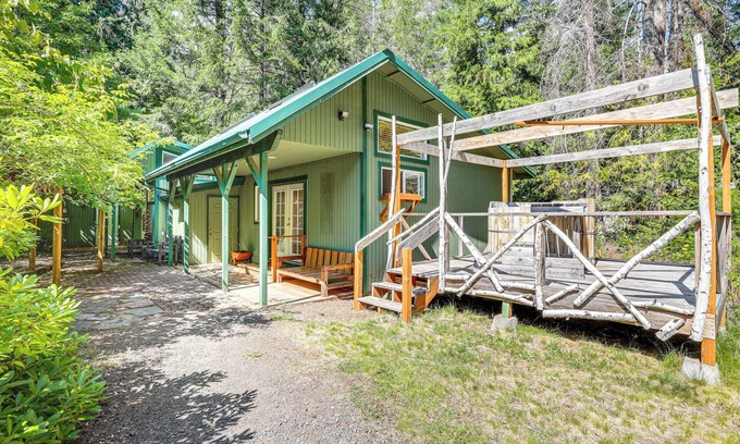 Belknap Springs Cottage | Spring-Fed Soaking Tub! Lush Central Oregon Haven