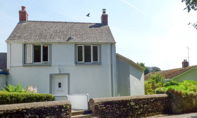 Laugharne Cottage | SPRING GARDEN COTTAGE, pet friendly, with open fire in Laugharne