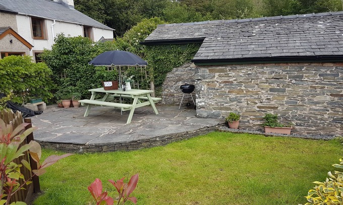 Kirkby-in-Furness Cottage | 'Spring Garden' Dog Friendly, Comfy Cottage