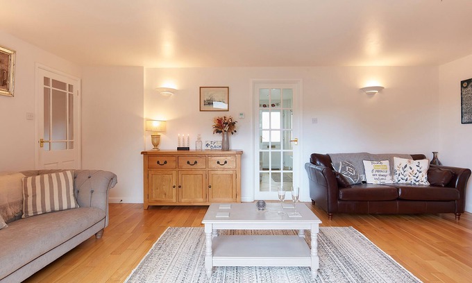 Newton Saint Cyres Cottage | SPRINGFIELDS BUNGALOW, pet friendly, with pool in Tedburn St Mary