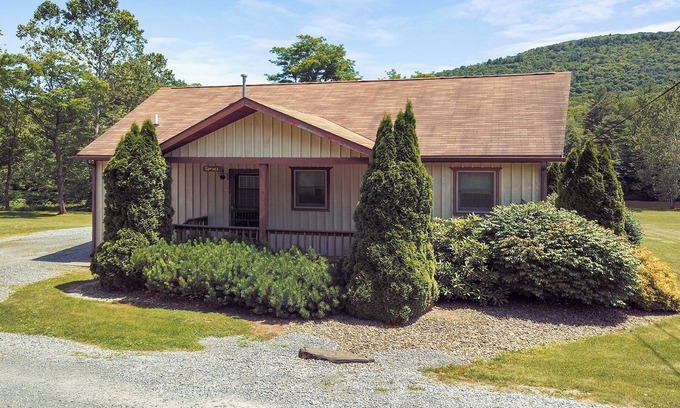Gaines House | Spruce Cabin with 2 master suites on Pine Creek/gym/AC/hot tub/fire ring/wifi