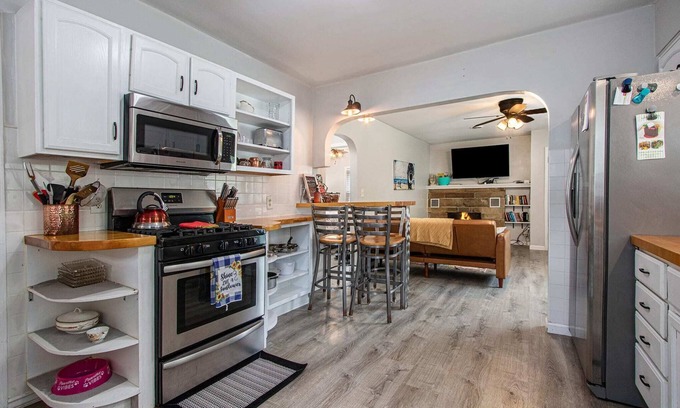New Buffalo House | Sq Toe's Last Resort:Dog-Friendly*Fenced* GameRoom