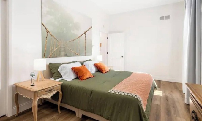 Washington House | Square Haven Duplex- Walk to Pubs Cafe & Ice Cream