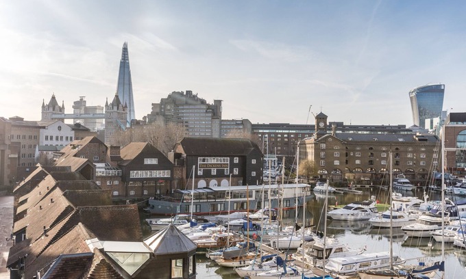 Tower Hill Apartment | St Katharine Docks | By Tower Bridge | Modern & Bright