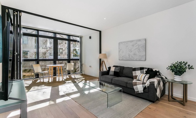 St. Leonards Apartment | St Leonards- ALBN2 Albany Street - Relaxed Crows Nest Apartment with Winter Garden, Rooftop Cafes Nearb