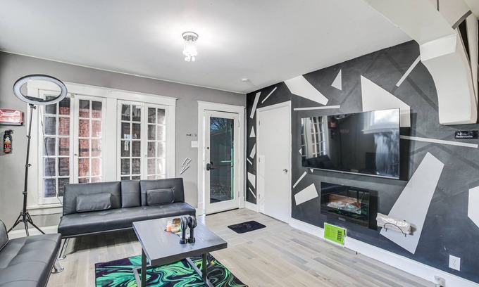 Pagedale House | St Louis Home w/Mini Pool Table & Arcade Game!