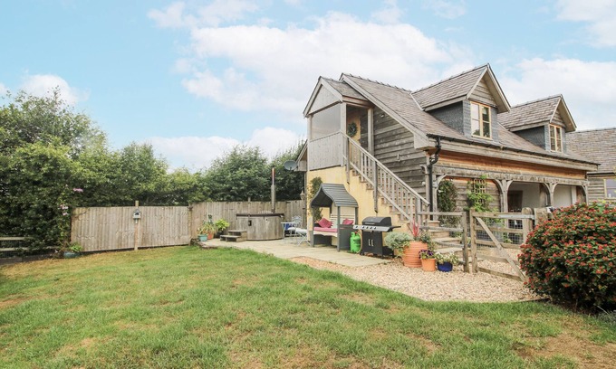 Bishops Castle Cottage | STABLE COTTAGE, pet friendly, character holiday cottage in Wentnor