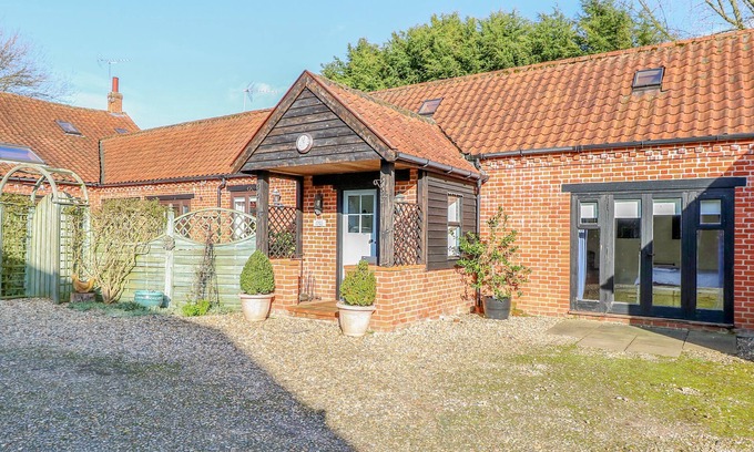 West End Cottage | STABLE COTTAGE, pet friendly, character holiday cottage in Necton