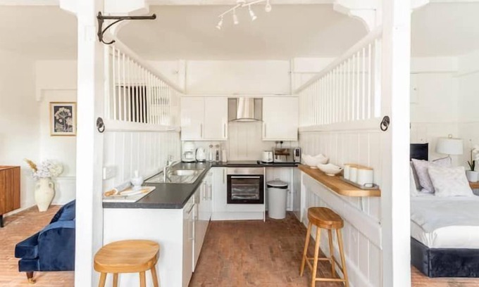Blandford Saint Mary House | STABLE - UNIQUE STAY | SLEEPS 2 | PETS ALLOWED | WI-FI