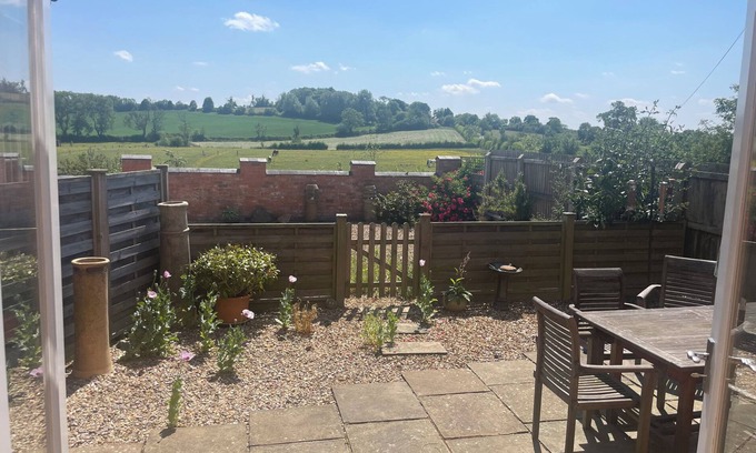 East Norton Cottage | STABLES COTTAGE, pet friendly, with a garden in Uppingham