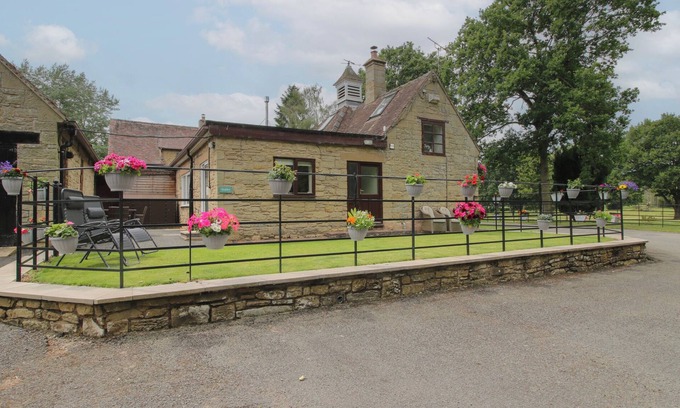 Aymestrey Cottage | STABLES COTTAGE, pet friendly, character holiday cottage in Shobdon