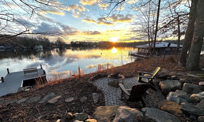 Mineral House | Stairway To Heaven Lakeside guest house with dock and firepit. Waterfront Wi-fi