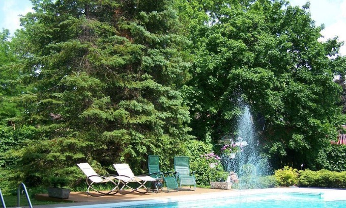 Niagara Falls House | Stamford village home with pool, hot tub