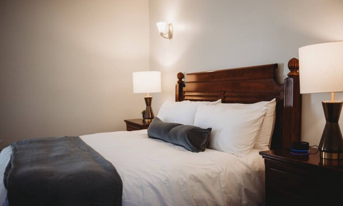 Downtown Hotel | Standard Guestroom (ADA) - 1 King · The Jefferson Inn Rm. 8