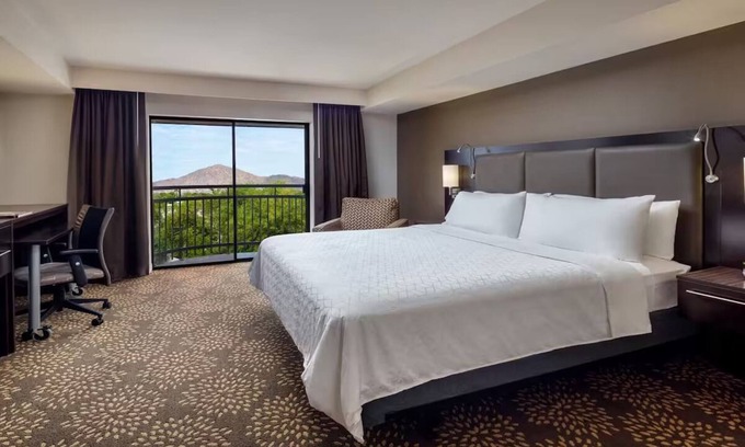 Camelback East House | Standard King at Holiday Inn & Suites Airport North - Pool and Outdoor Dining