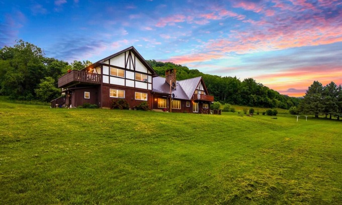 Fountain City Condo | Star Hawk Springs Chateaux - Large 6 Bdrm Retreat