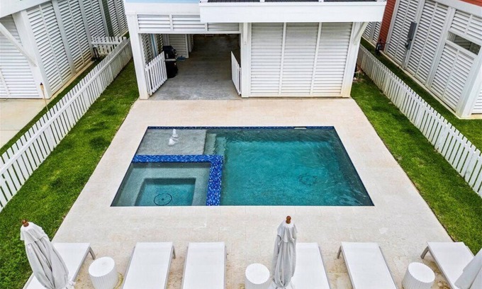 Galveston House | Starfish Retreat: Your Luxury Beachside Haven