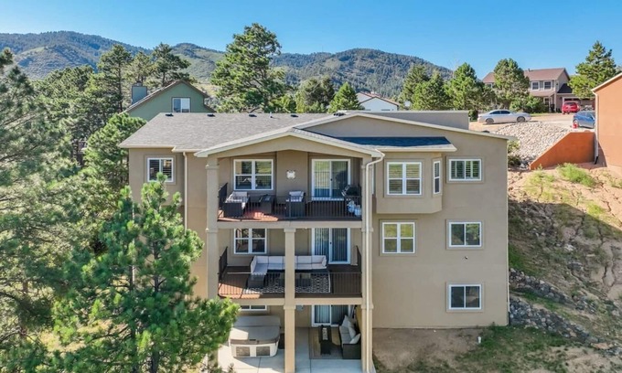 Palmer Lake Villa | Stargazer Paradise! Hot Tub, Gym & Man Cave