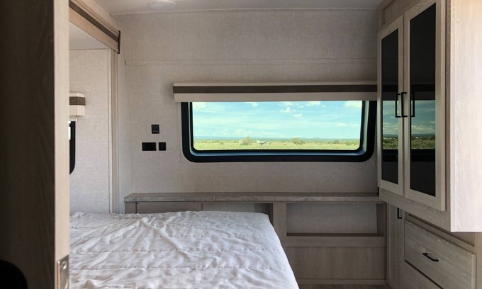 Valle House | Stargazing Luxury Solar RV with mountain views! 30 mins to Grand Canyon.