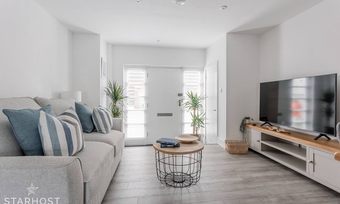 Newbury Apartment | StarHost Residences | Brand New 2 Bed Apartment in Newbury Town Centre