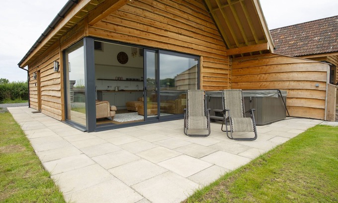 Wedmore Cottage | STARLING LODGE, family friendly, with hot tub in Wedmore