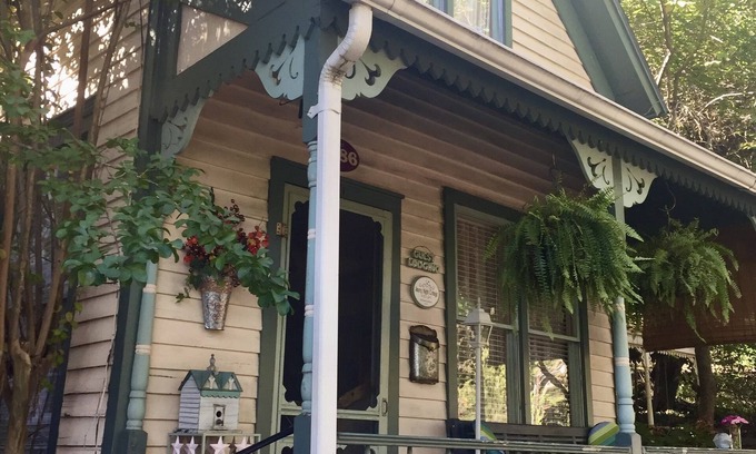 Eureka Springs Historic District House | Starry Night Cottage on Spring Street in Historic Downtown Eureka Springs!