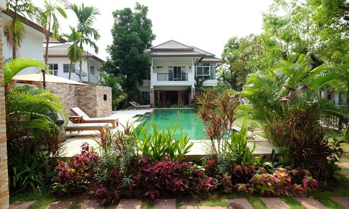 San Kamphaeng Villa | Starry Night Villa by Zhang Bin