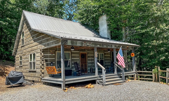 Millers Creek Cabin | Starry Skies + Fire Pit = Your Perfect Sept Escape @ Reddies River Retreat