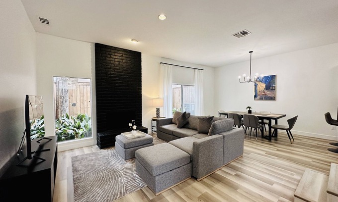 South Central Houston House | StarryNight @ Museum Park - Walk to Houston Museums, Hermann Park, Zoo & Dining!