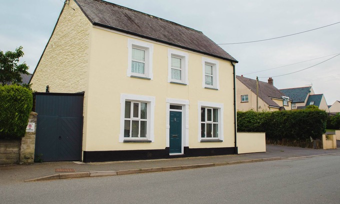 Cilgerran Cottage | STATION HALL, pet friendly, country holiday cottage in Cilgerran
