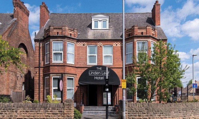 Beeston Hotel | Station Road - Contemporary 1bedroom Flat with 1 super king bed & ensuite bath