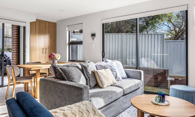 Wollongong CBD House | Station & Surf 3BR Wollongong Townhouse