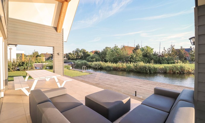 Stavoren Villa | Stavoren 8P, new villa on the water, each bedroom with private bathroom