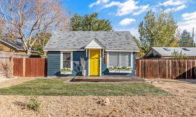 Depot Bench House | Stay 208: Gorgeous renovated modern farmhouse cottage