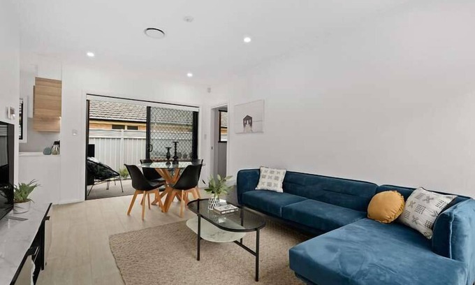 Booker Bay Apartment | Stay 7, pay 5 these school Holidays-cafes/beach